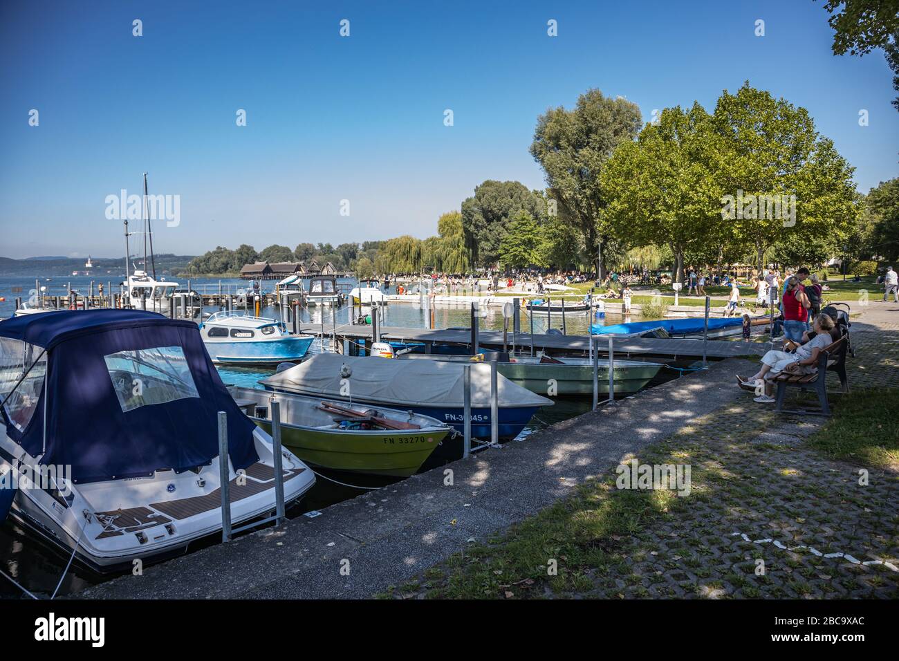 Überlingen, Germania, 08-25-2020 visitatori e bagnanti sul lungomare del Lago di Costanza Foto Stock