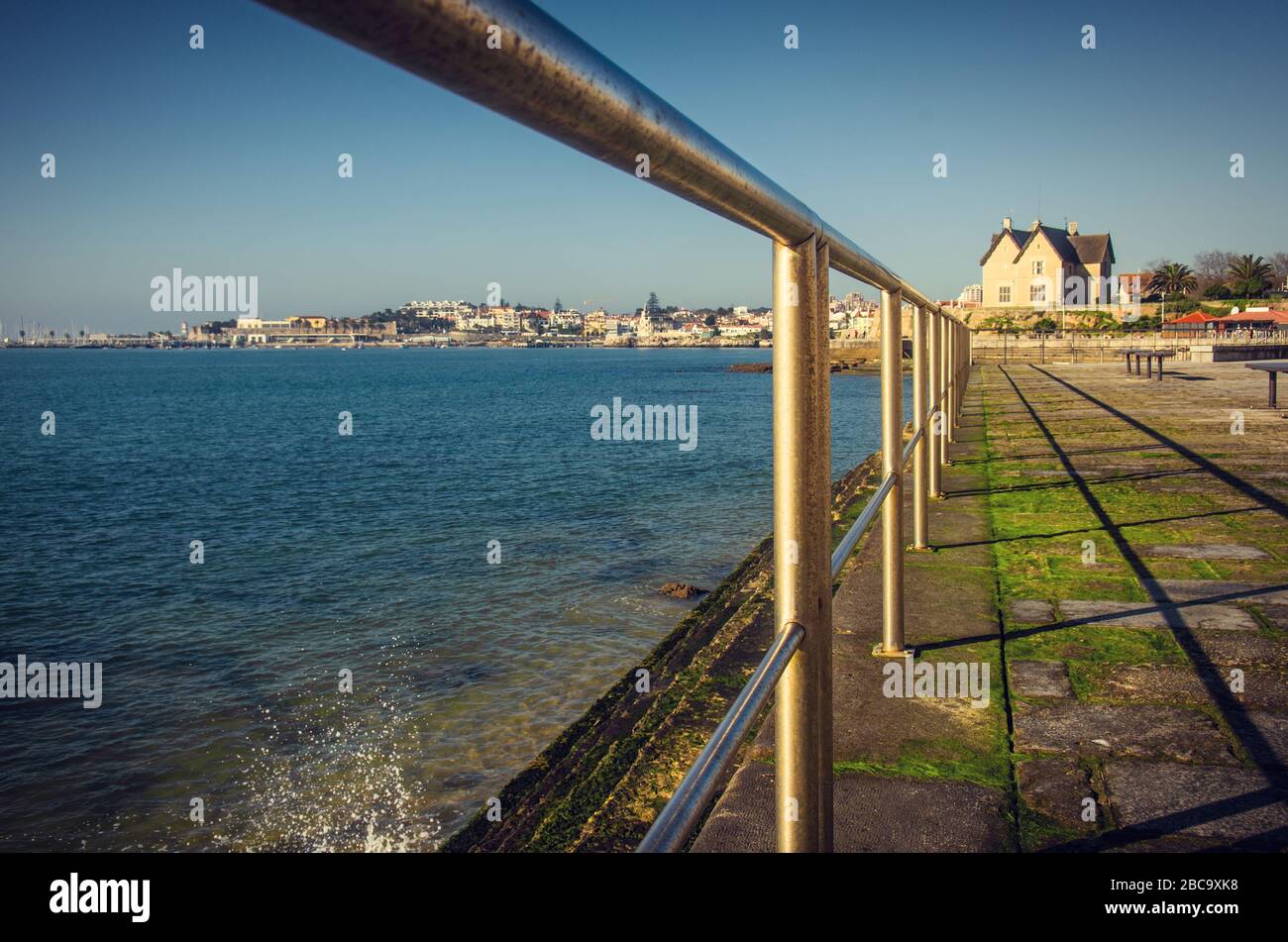 Particolare del passaggio pedonale costiero nella città di Cascais, Portogallo Foto Stock