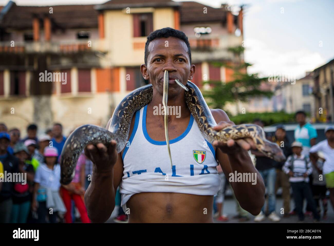 Africa, Madagascar, Antananananarivo, Tana. Artisti di strada, uomo che inghiottiscono serpenti e ritornano attraverso il naso e la bocca. Foto Stock