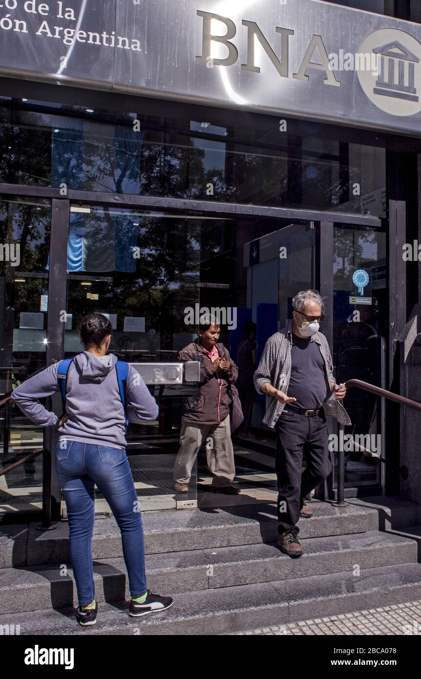 Buenos Aires, capitale federale, Argentina. 3rd Apr, 2020. Le banche si apriranno sabato e domenica per pagare pensioni, indennità universale per bambini (AUH) e piani sociali. Dopo quasi due settimane di chiusura a causa delle misure preventive e obbligatorie di isolamento sociale in vigore in Argentina, le succursali bancarie hanno riaperto oggi, venerdì 3 aprile, per consentire il pagamento delle pensioni e delle altre prestazioni DI ANSES. Fin dall'alba, si sono verificate lunghe linee in entità di persone che non hanno carte di debito per ritirare il loro reddito o di solito ottenere denaro contante in una volta per gestire le loro spese mensili. (Credit Image: © Roberto Almeida Av Foto Stock