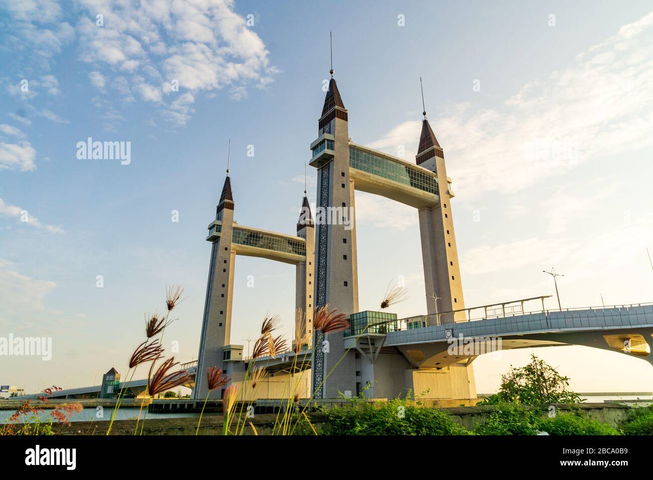 L'iconico ponte levatoio situato sul fiume nel Terengganu, Malesia. Foto Stock