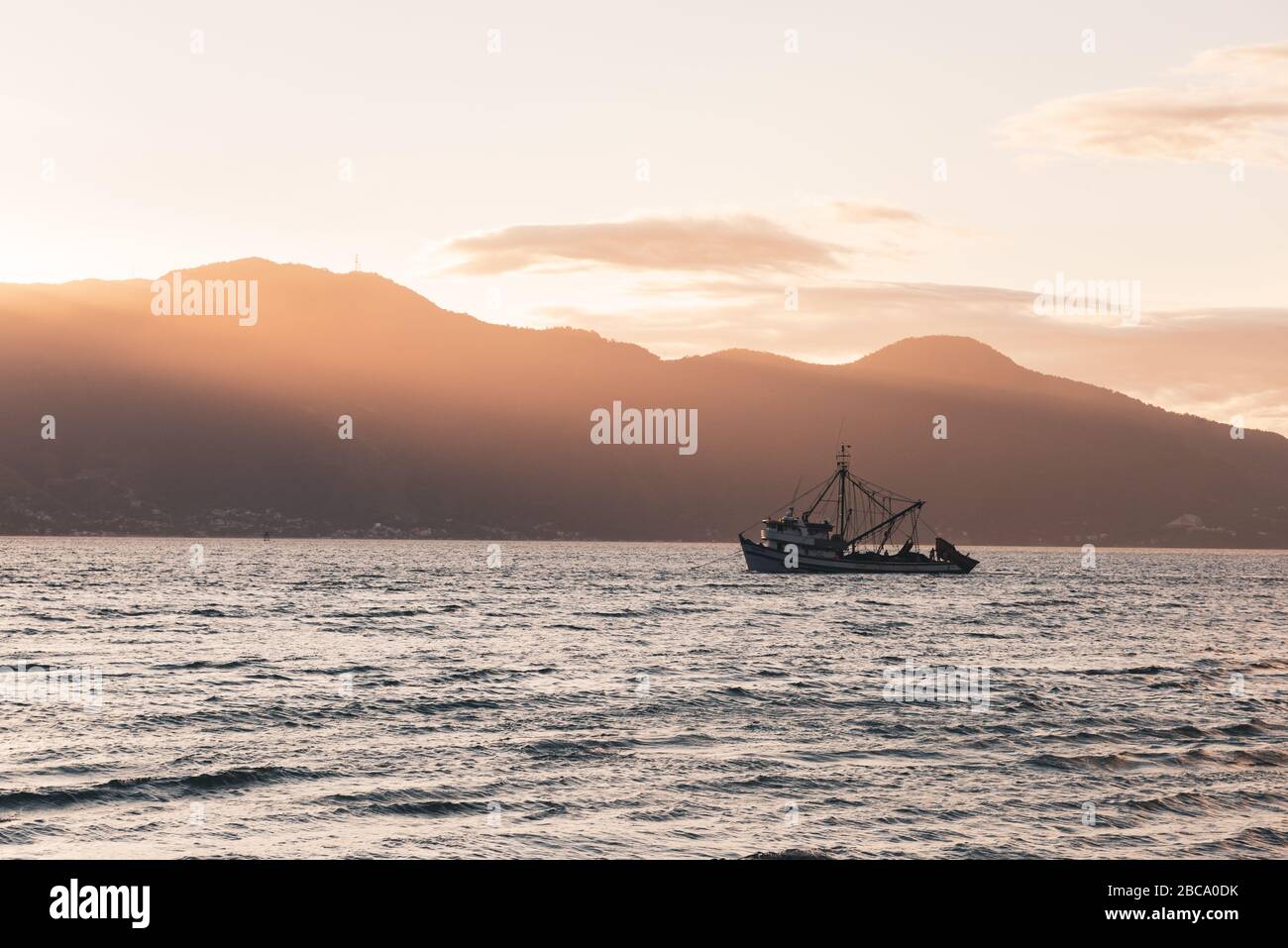 Un marinaio commerciale ancorato fuori Ilhabela, se Brasile Foto Stock