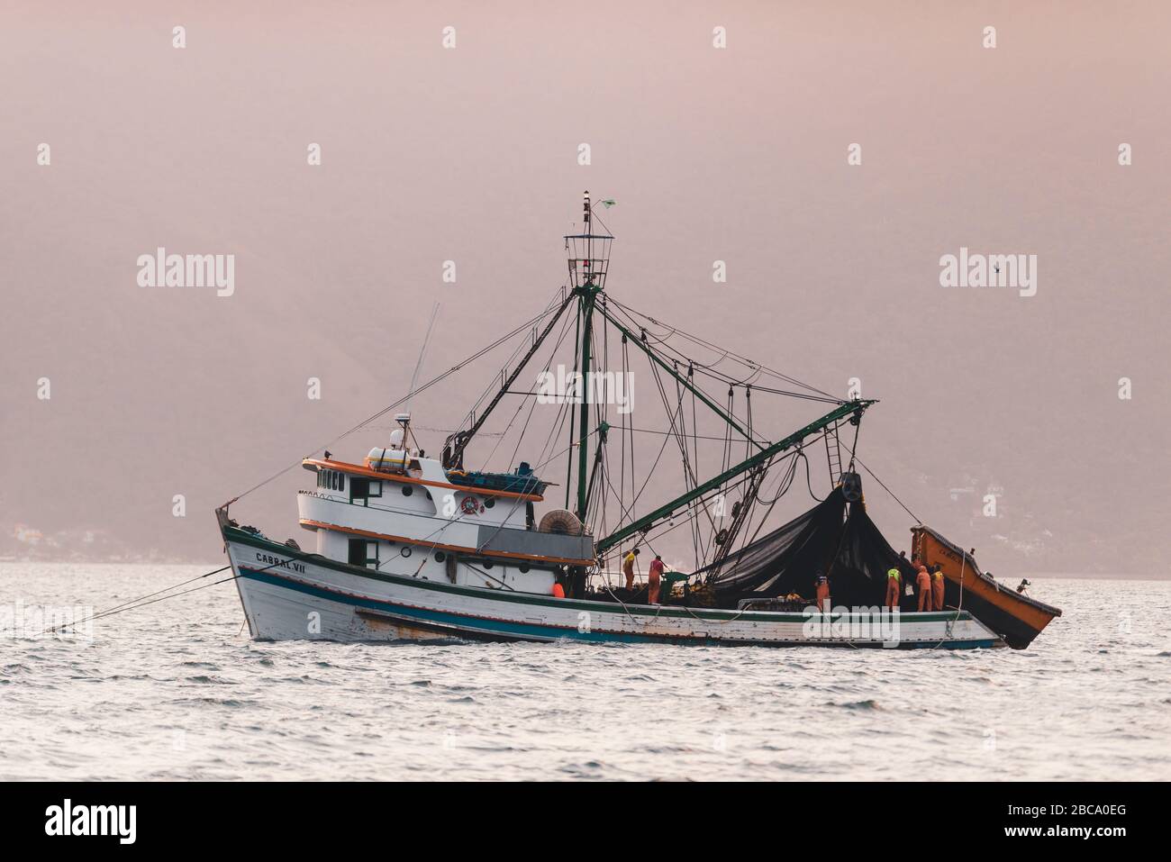 Un marinaio commerciale ancorato fuori Ilhabela, se Brasile Foto Stock