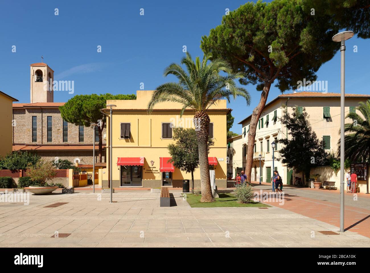 Centro storico con vista sulla Chiesa di San Gaetano da Marina di campo, Marina di Campodi Arcipelago Toscano, Provincia di Livorno, Toscana, Italia Foto Stock