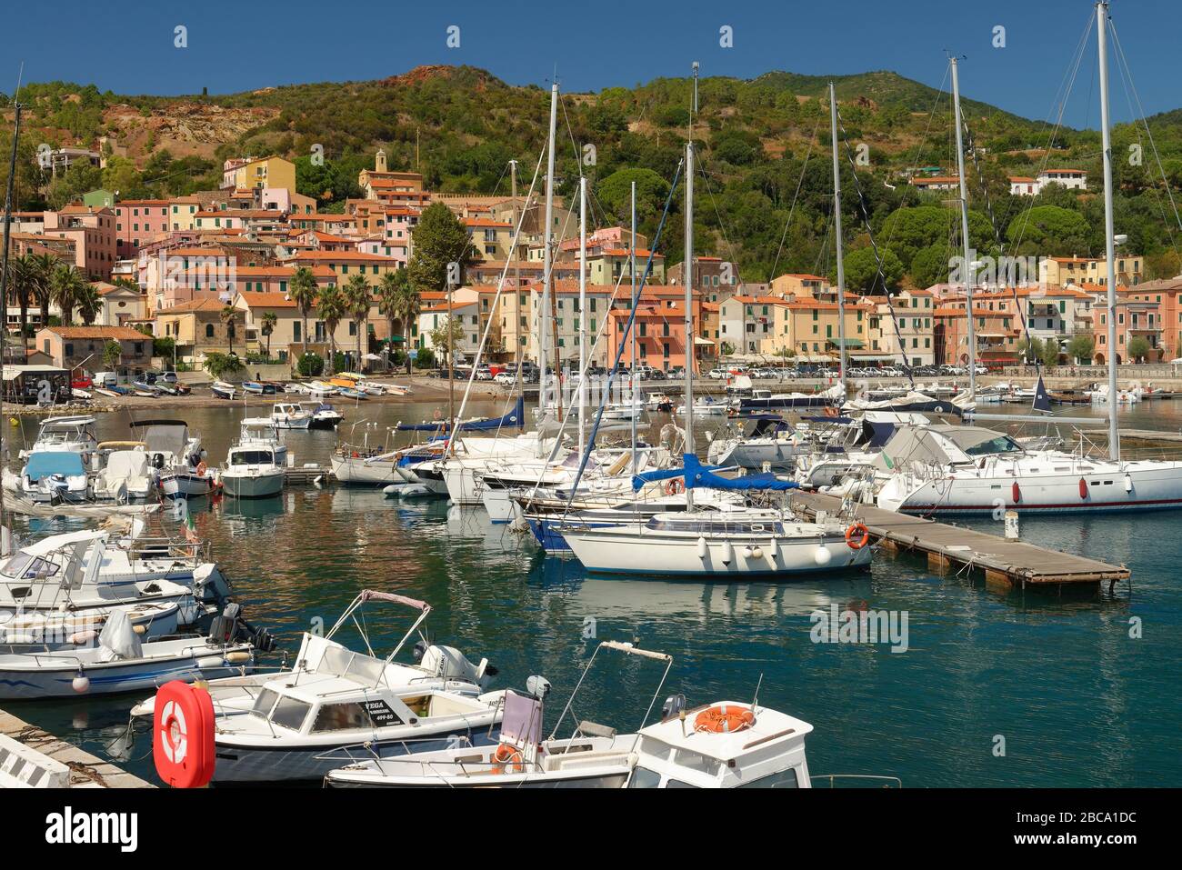 Vista sul Rio Marina con il porto turistico, Isola d'Elba, Provincia di Livorno, Parco Nazionale dell'Arcipelago Toscano, Toscana, Italia Foto Stock