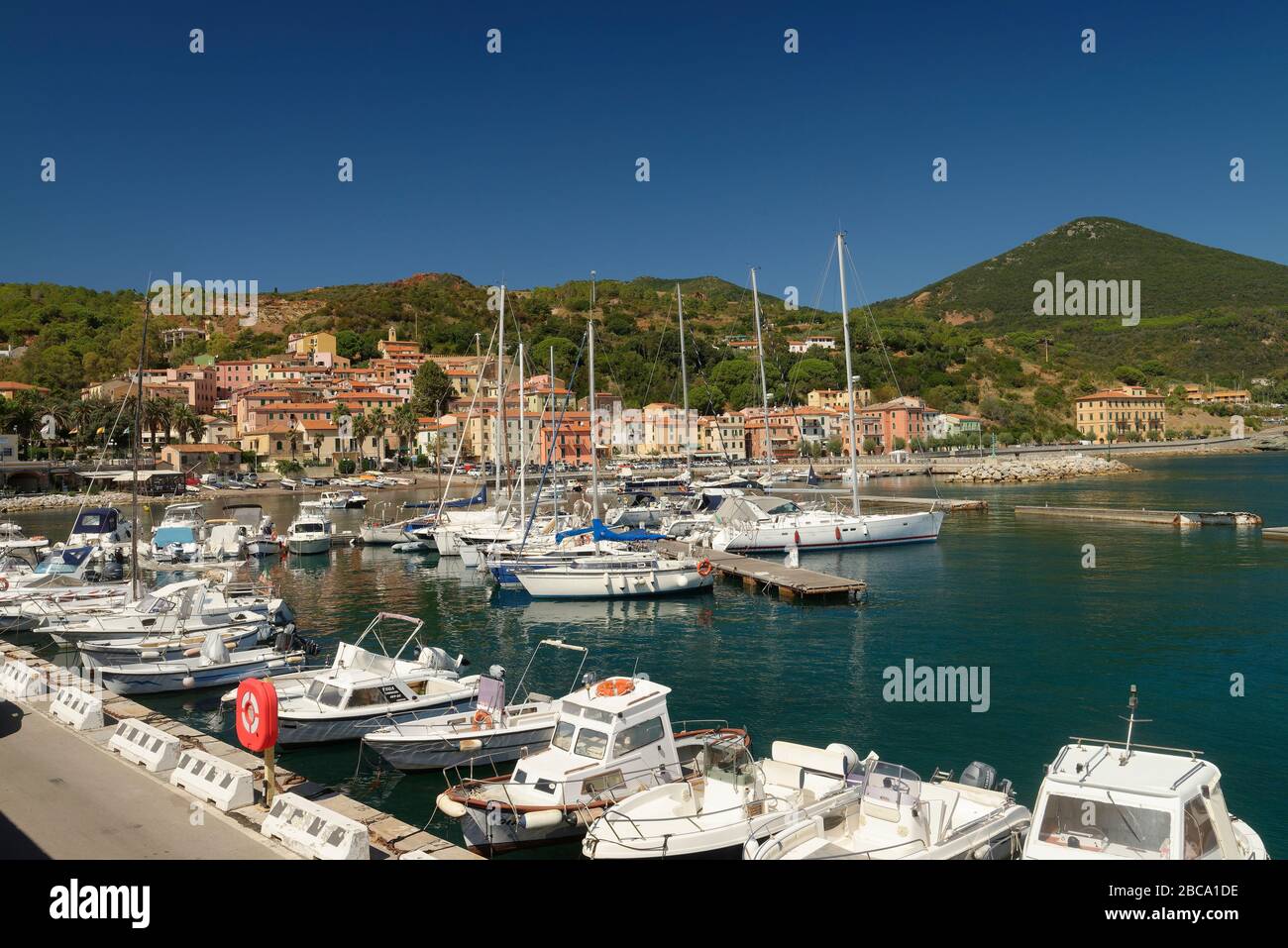 Vista sul Rio Marina con il porto turistico, Isola d'Elba, Provincia di Livorno, Parco Nazionale dell'Arcipelago Toscano, Toscana, Italia Foto Stock
