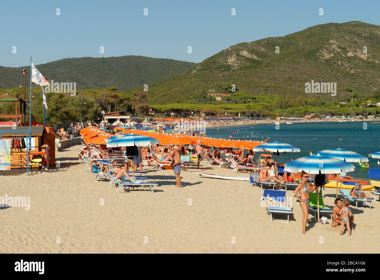 Vista sulla spiaggia di Marina di campo, Isola d'Elba, Parco Nazionale dell'Arcipelago Toscano, Provincia di Livorno, Toscana, Italia Foto Stock
