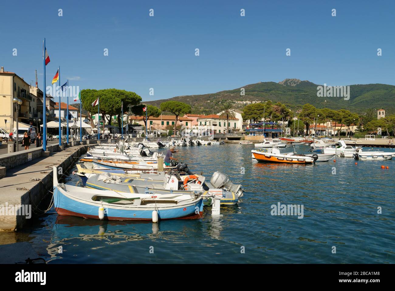Vista sul porto di Marina di campo, Isola d'Elba, Parco Nazionale dell'Arcipelago Toscano, Provincia di Livorno, Toscana, Italia Foto Stock