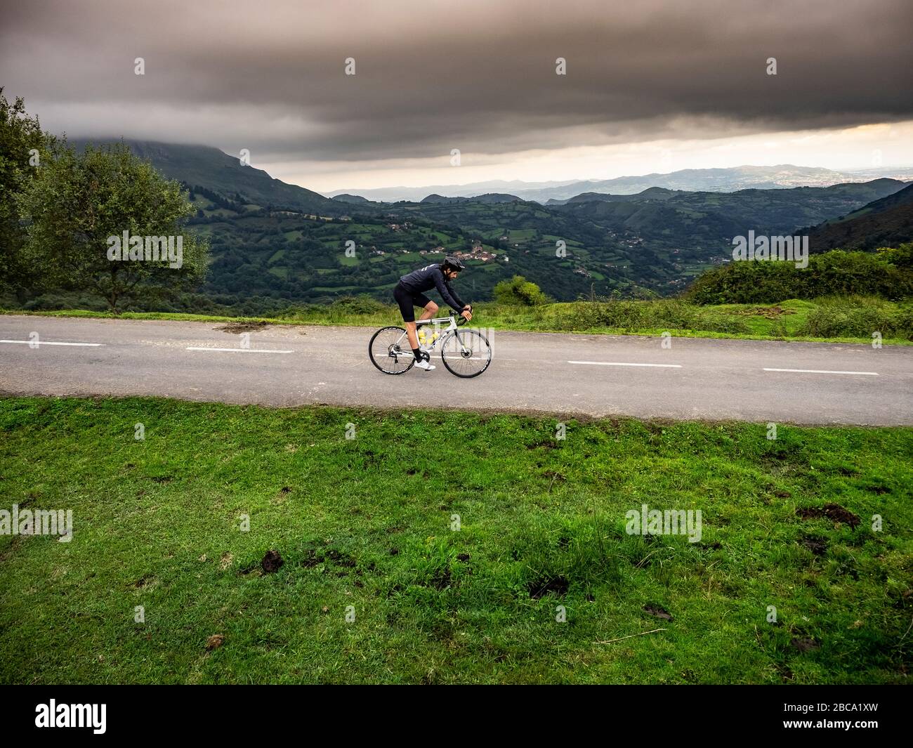 Ciclismo su strada nelle Asturie, nel nord della Spagna. Ciclisti su strada in montagna fino alla cima di Angliru, un mitico arrivo di montagna della Vuelta a España Foto Stock