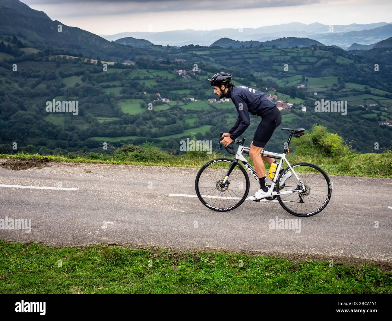 Ciclismo su strada nelle Asturie, nel nord della Spagna. Ciclisti su strada in montagna fino alla cima di Angliru, un mitico arrivo di montagna della Vuelta a España Foto Stock