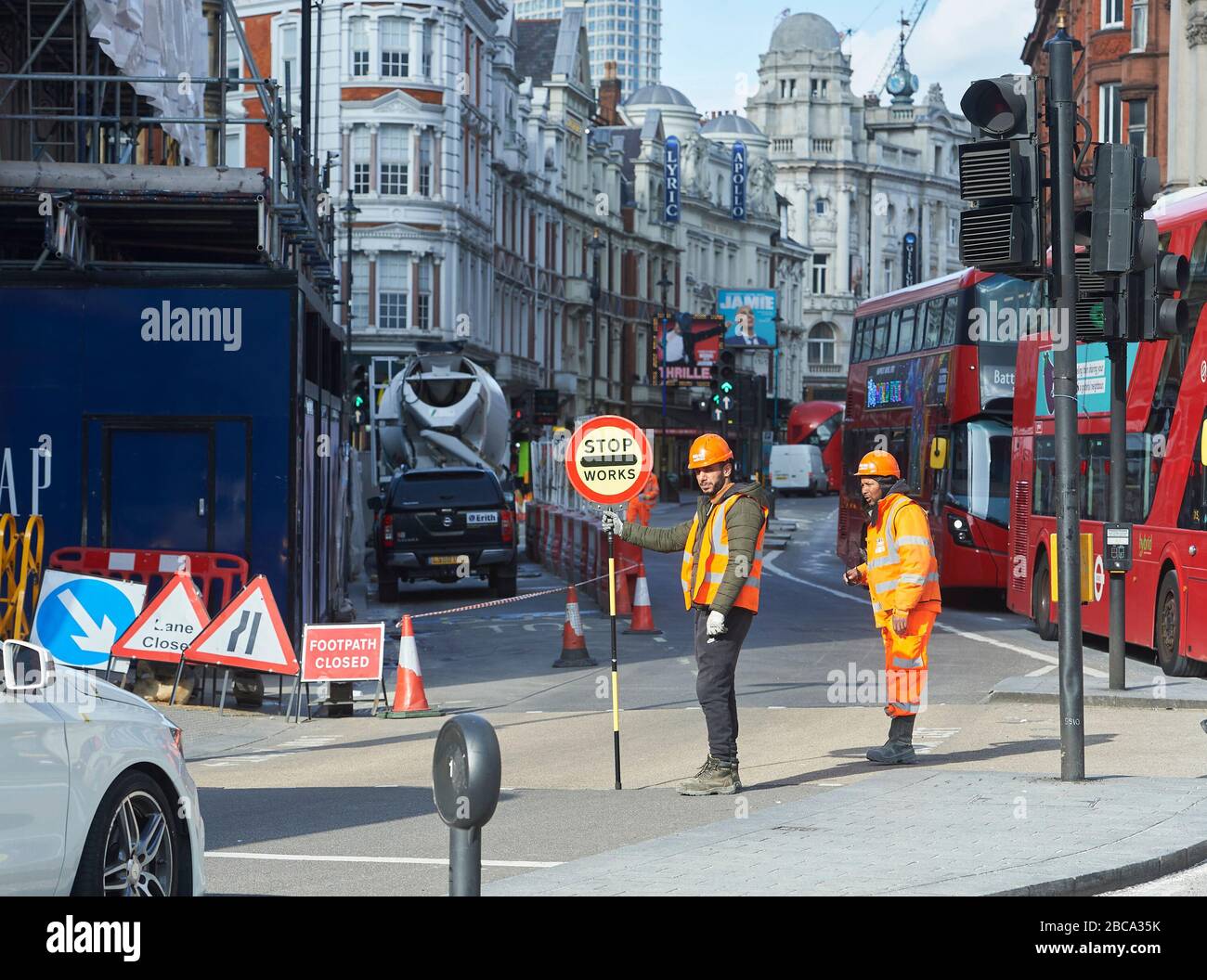 Londra. REGNO UNITO. 3rd aprile 2020. Un lavoratore ferma il traffico a Piccadilly Circus mentre il governo chiede alle persone di rimanere a casa durante la Coronavirus Global Pandemic, ma il lavoro di costruzione continua ancora. Credito: Thomas Bowles/Alamy Live News Foto Stock