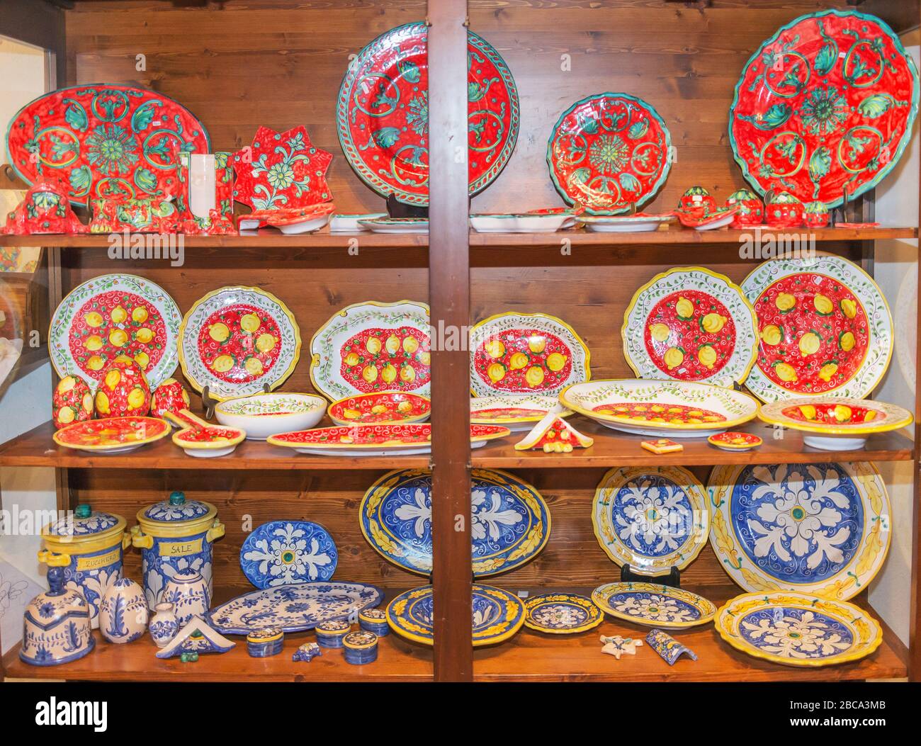 Piatti fatti a mano e pentole in mostra, Erice. Sicilia, Italia Foto Stock