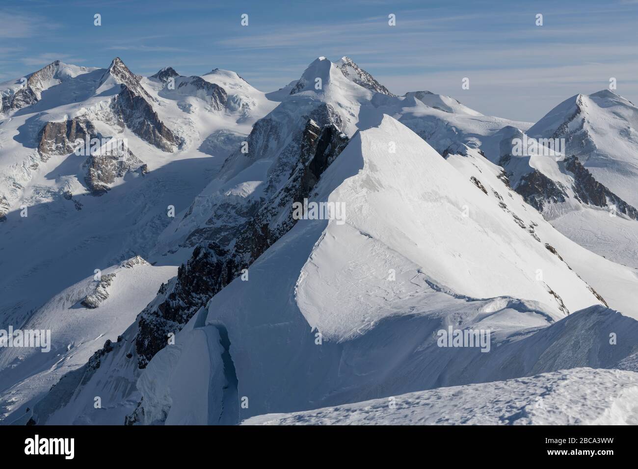 Svizzera, Vallese, Zermatt, vista dalla cima principale del Breithorn al Monte Rosa, Liskamm, Breithorn Mittelgipfel e gemelli Pollux e Castor Foto Stock