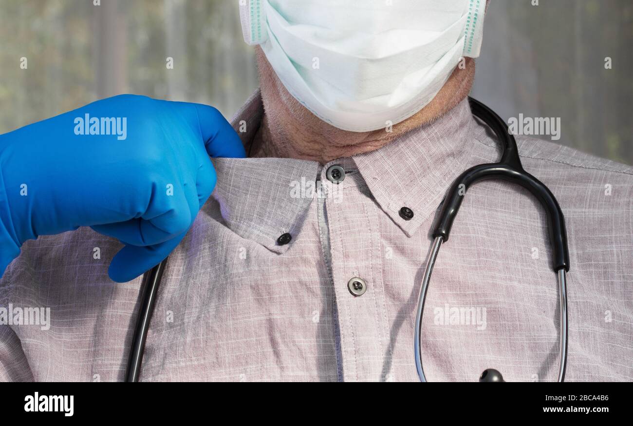 Medico stressato con stetoscopio e maschera nervosa circa coronavirus covid19 rimorchiatori al collare Foto Stock
