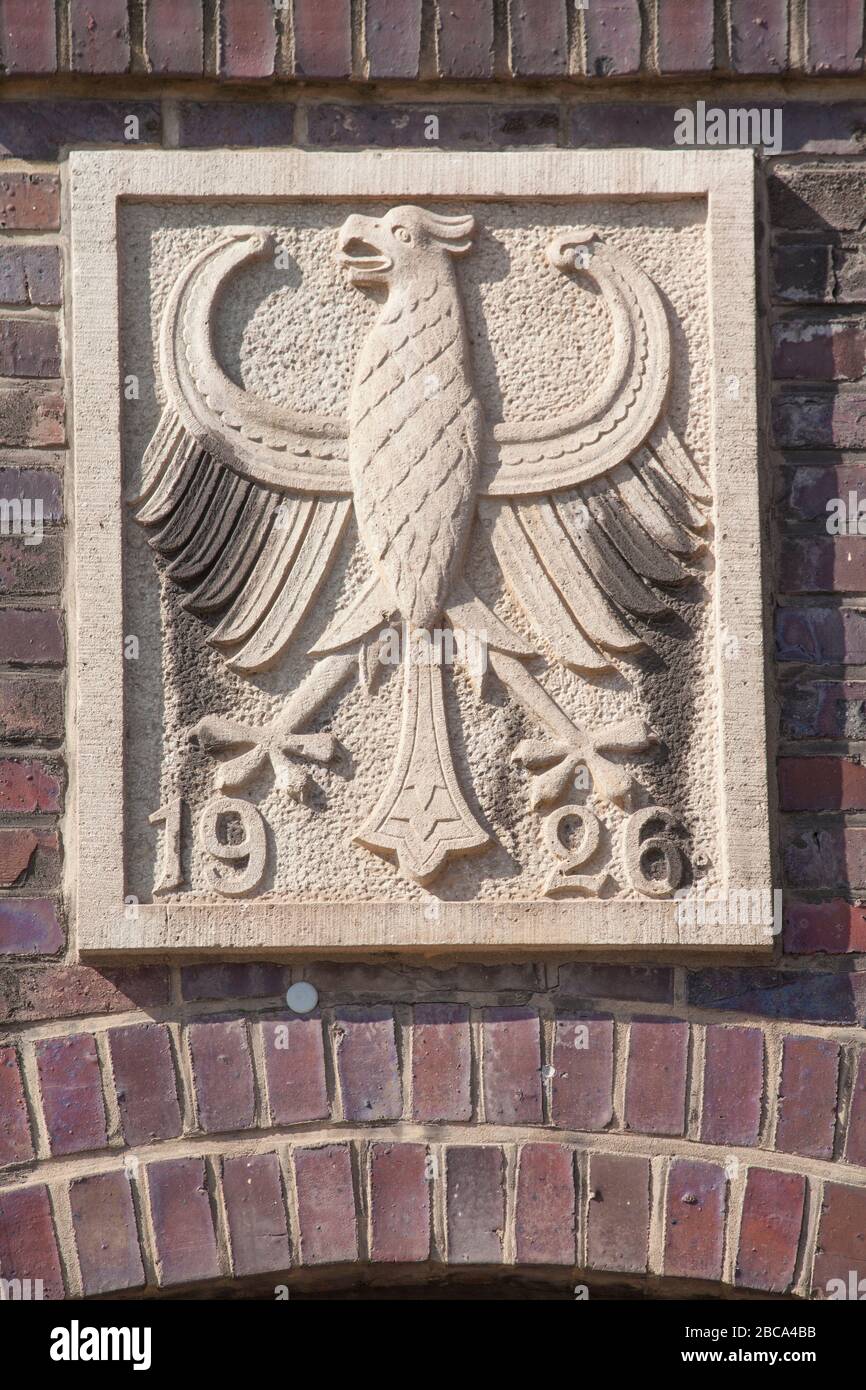 Piatto con aquila imperiale dal 1926, ufficio catastale nello stile dell'impressionismo triangolare nordtedesco, Delmenhorst, bassa Sassonia, Germania, Europ Foto Stock