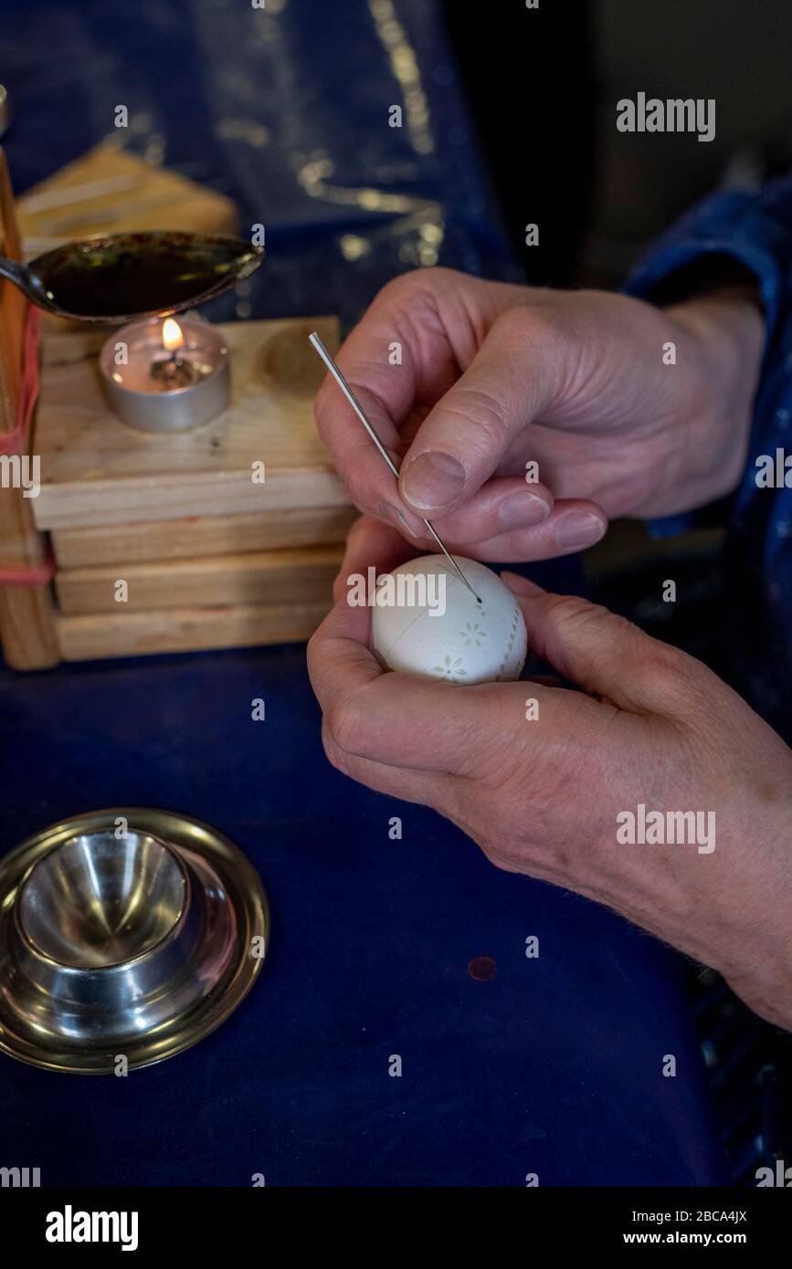 Uova di Pasqua sorbiane, tecnica batik di cera, quarto punto: Usando un quill e cera calda, simboli tradizionali quali i denti del lupo, i honeycomi e le ruote del sole ar Foto Stock