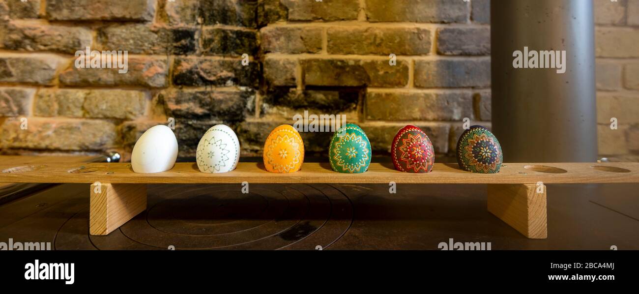 Uova di Pasqua sorbiane, tecnica batik di cera, fasi di lavoro: Guardi le fasi individuali della decorazione dell'uovo di Pasqua. Foto Stock