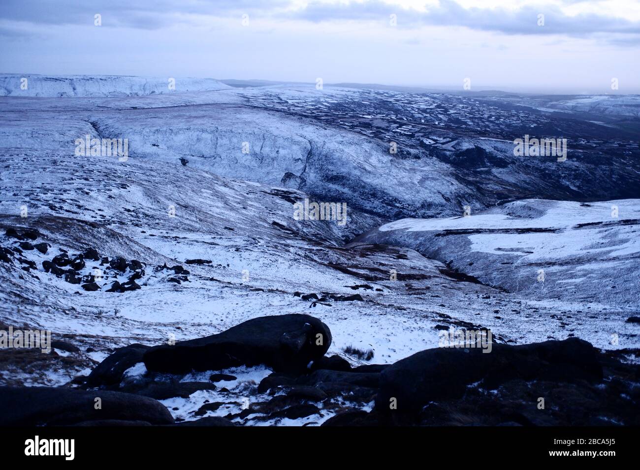 Snow on Peak District National Park nel Derbyshire Inghilterra Regno Unito in inverno Foto Stock