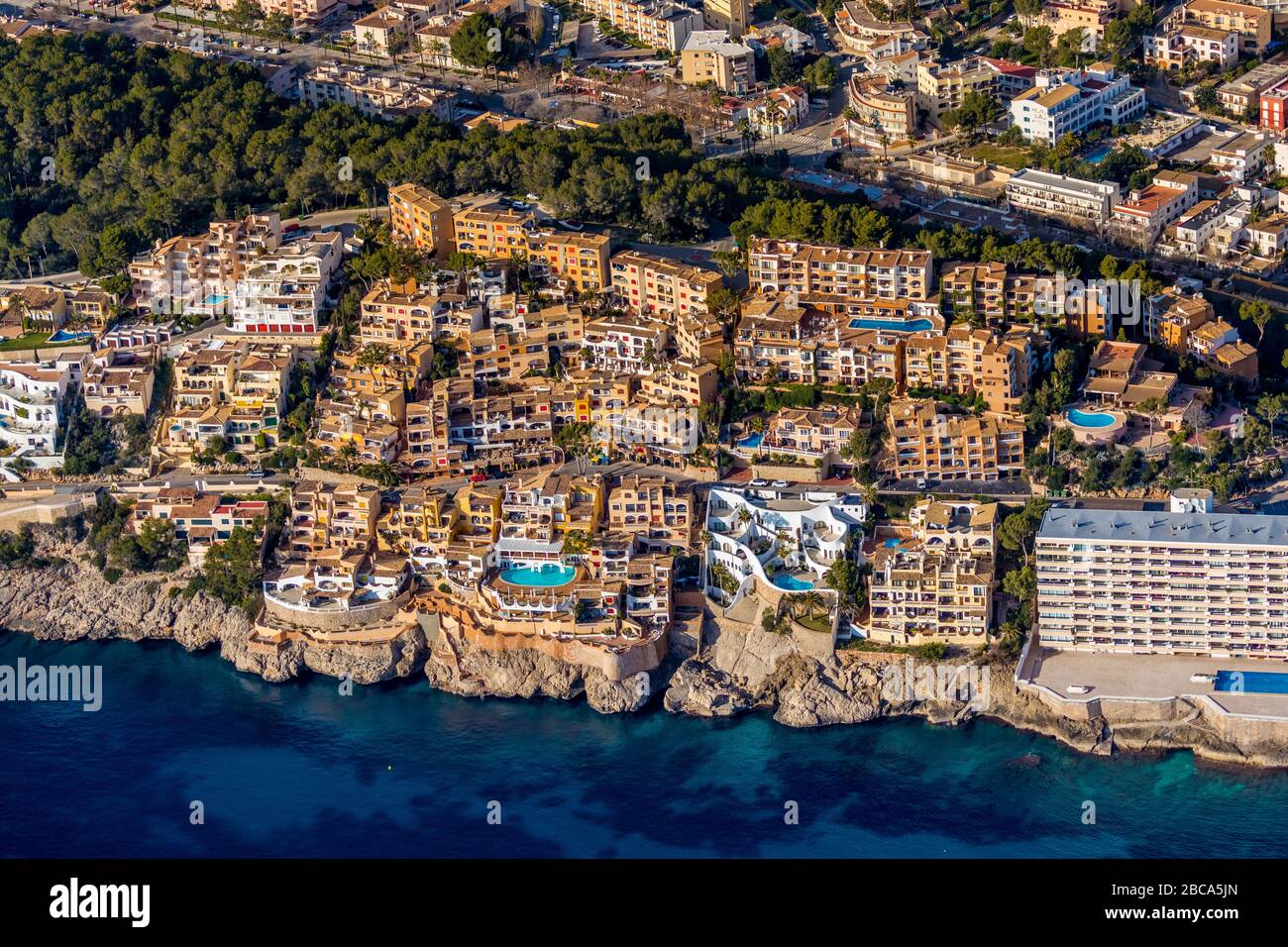 Vista aerea, appartamenti vacanze sulla costa di Cala Fornells, Maiorca, Spagna, Europa, Isole Baleari Foto Stock