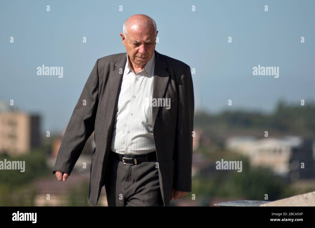 Un anziano a Yerevan Cascade, Armenia Foto Stock