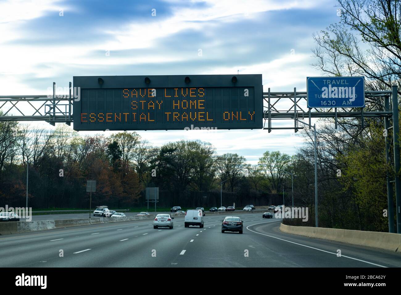 Covid 19 segnale di avvertimento su Washington DC Capitol Beltway dicendo alle persone di rimanere a casa salvare vite Foto Stock