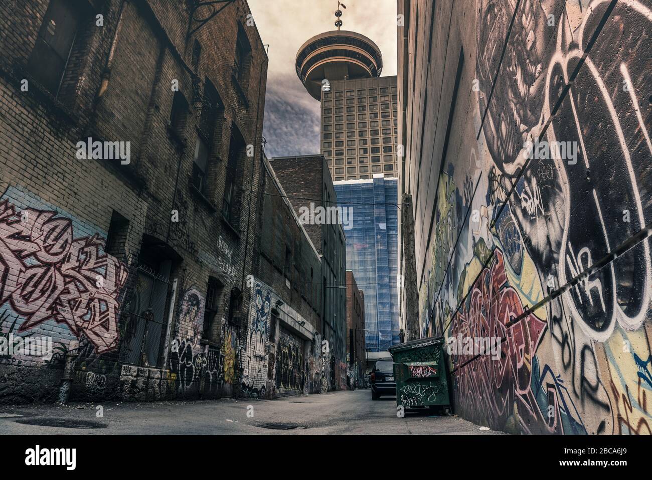 Lato oscuro di Vancouver. Vicoli con graffiti e Vancouver Lookout Foto Stock