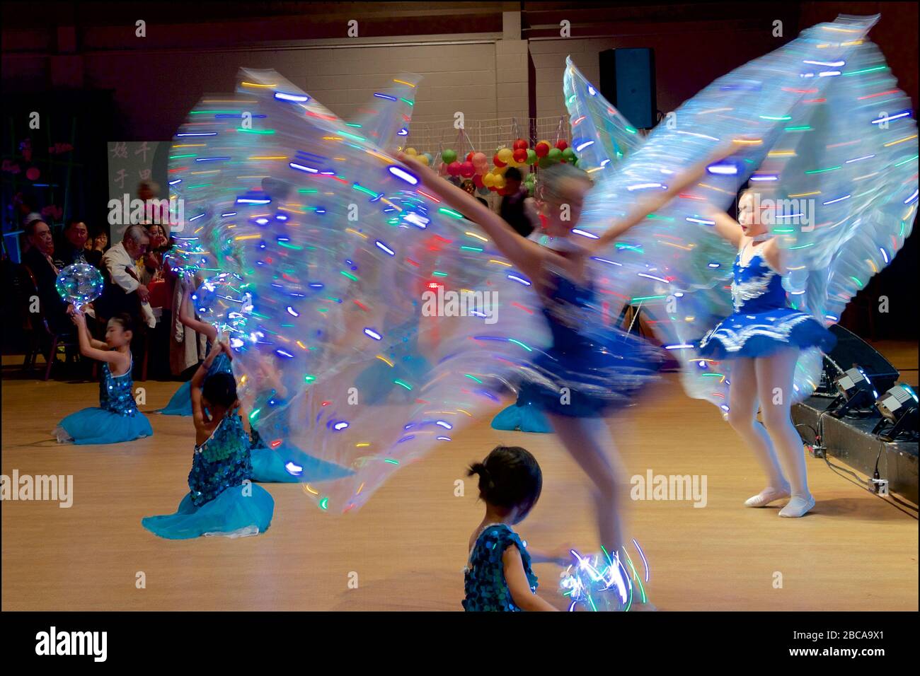Moto sfocato di danza da parte degli adolescenti al Mid Autumn Moon Festival al Toronto Chinese Community Center Foto Stock