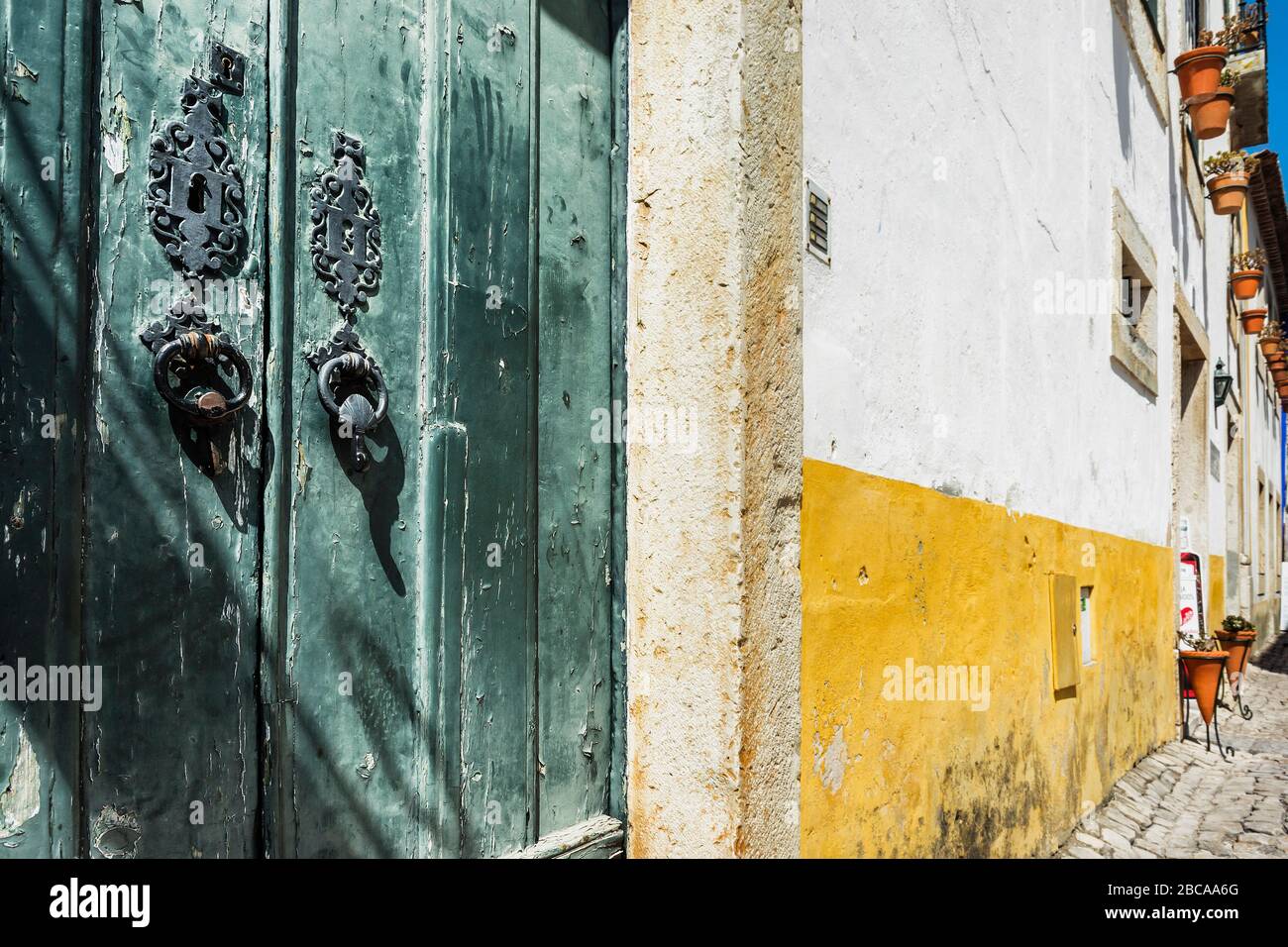 Europa, Portogallo, Estremadura, Centro regione, Obidos, Vila das Rainhas, città delle regine, vecchio portale in legno in un vicolo Foto Stock