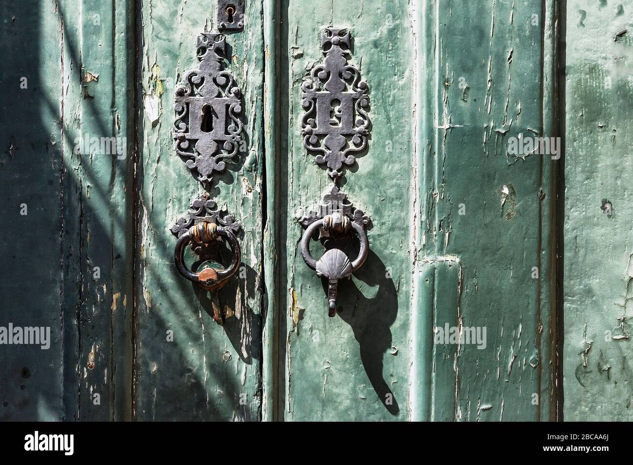 Europa, Portogallo, Estremadura, Centro regione, Obidos, Vila das Rainhas, Città delle Regine, vecchio portale in legno con arredi artisticamente decorati Foto Stock