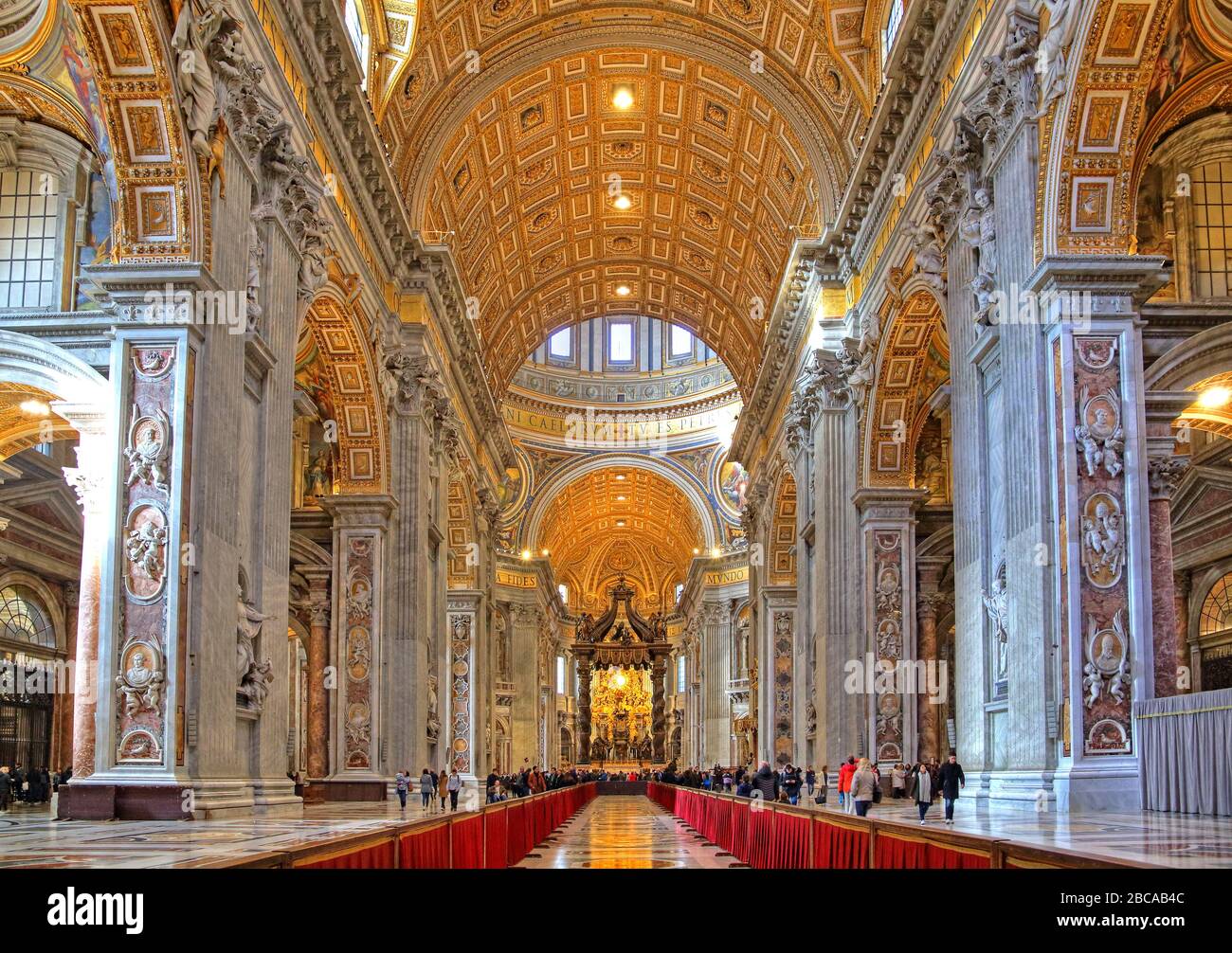 A navata lunga con altare maggiore nella Basilica di San Pietro, Roma, Lazio, Italia centrale Foto Stock