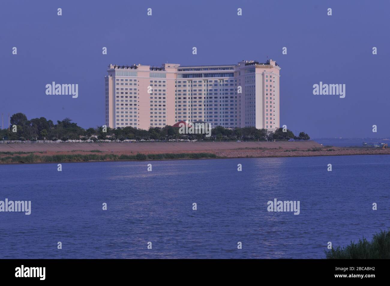 Città vuota, nessun traffico di barche sul fiume Tonle SAP, dato che il Sokha Hotel è inattivo, a causa della pandemia di coronavirus. Phnom Penh, Cambogia. © Kraig Lieb Foto Stock