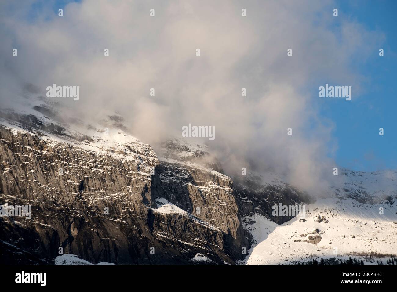 Francia, alta Savoia (74), Passy, Alpi, catena di Fiz con nebbia Foto Stock
