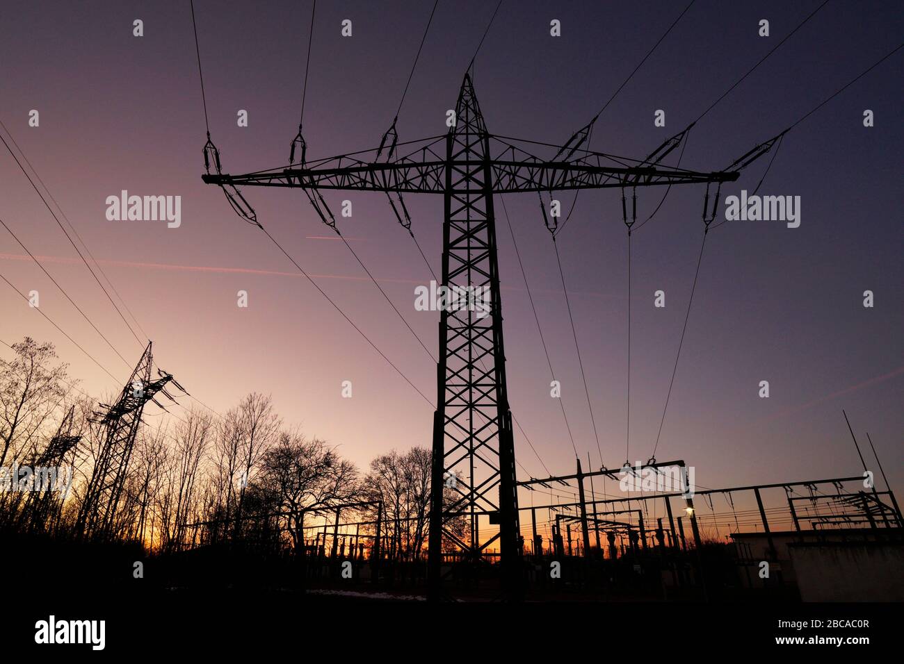 Germania, Baviera, alta Baviera, distretto di Altötting, Neuötting, Innwerk, piloni di elettricità, trasformatore stazione, in serata Foto Stock