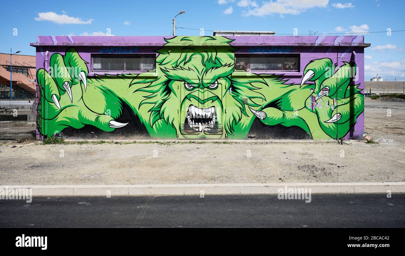 Graffiti basato sulla Hulk della serie comica dello stesso nome nel porto di Brest in Bretagna. Foto Stock