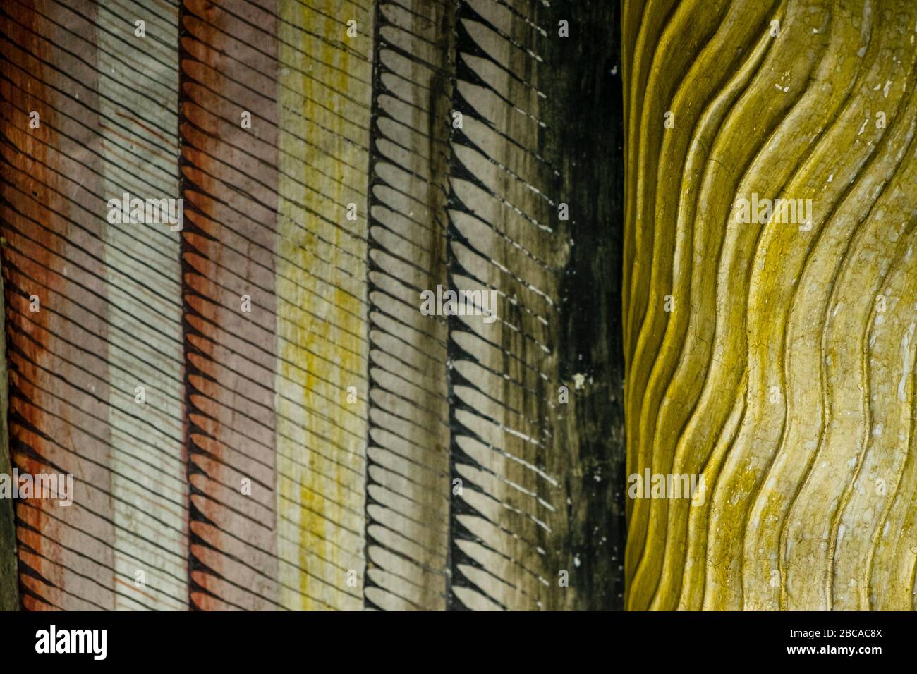 Statue e murales nel tempio grotta di Dambulla, Sri Lanka Foto Stock