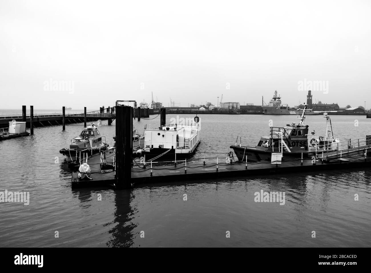 Porto di Cuxhaven in inverno, barche pilota Foto Stock