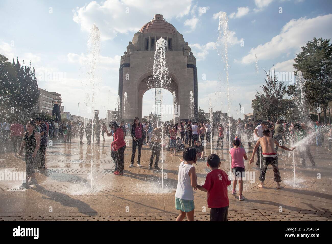 Persone in fontane durante le onde di calore, Plaza de la Revolucion, Città del Messico, Messico Foto Stock