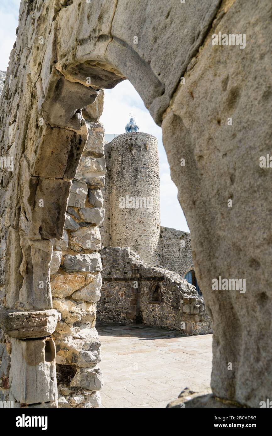 Spagna, Cantabria, Castro-Urdiales, città portuale medievale, Ruinas Iglesia de San Pedro Foto Stock