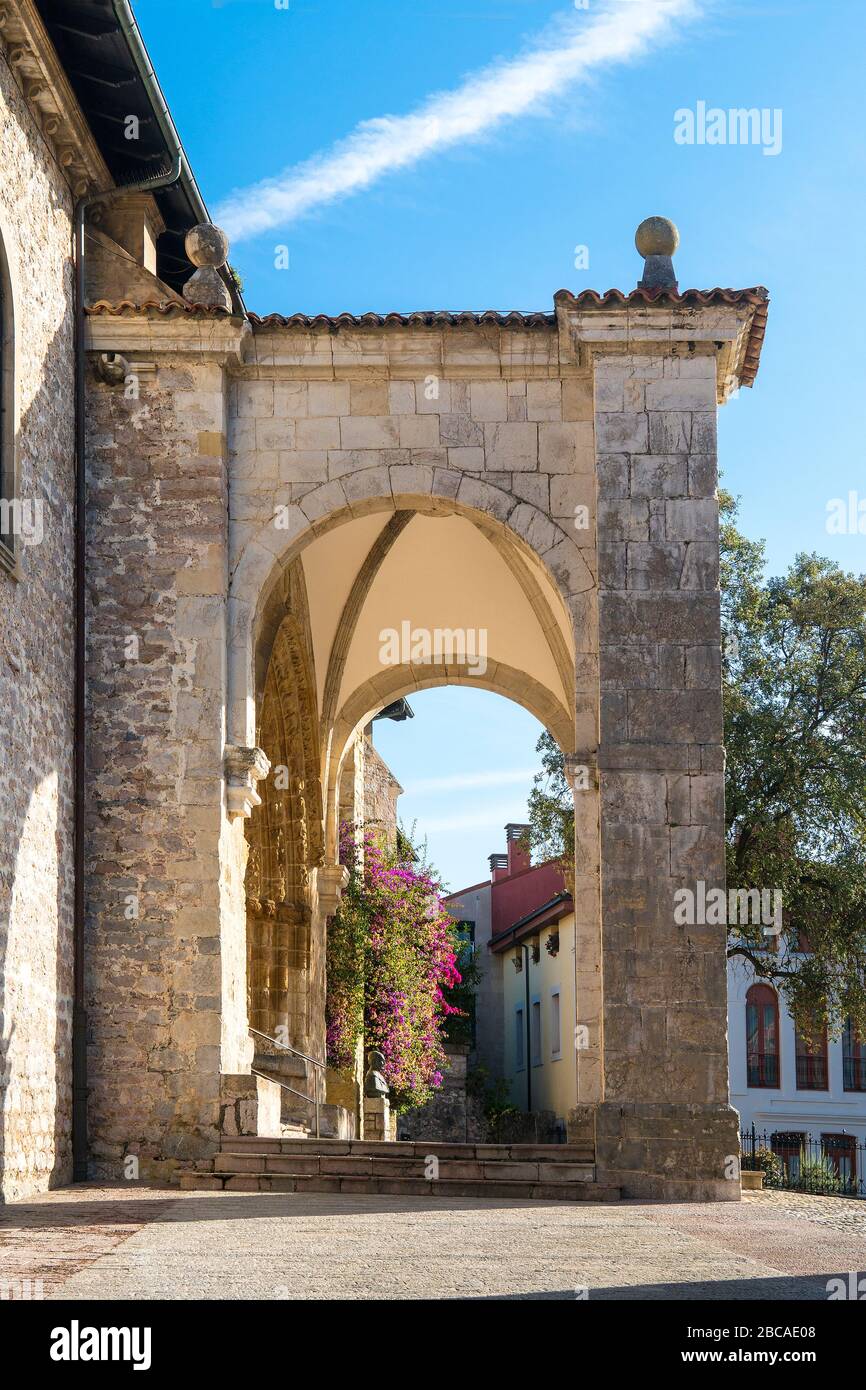 Spagna, Asturie, Llanes, centro storico, Basilica de Santa Maria del Concejo Foto Stock