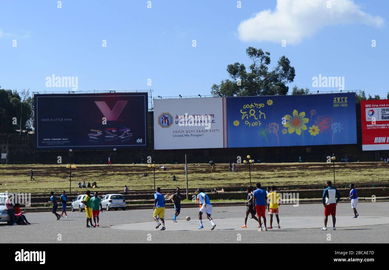 Etiopi che giocano a calcio in Meskel sq nel centro di Addis Abeba. Foto Stock