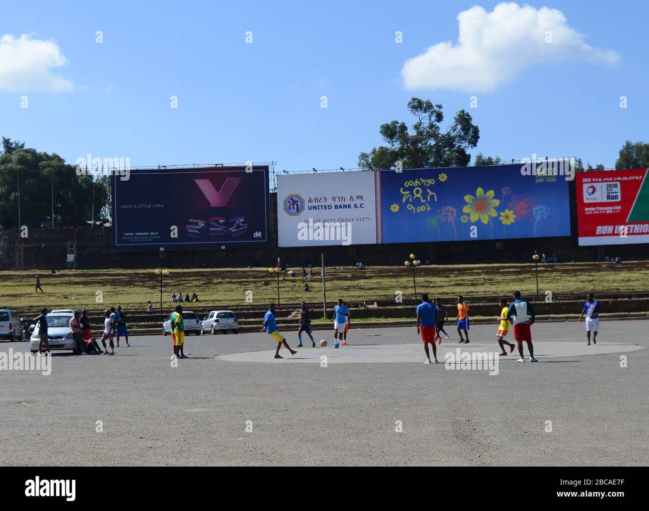 Etiopi che giocano a calcio in Meskel sq nel centro di Addis Abeba. Foto Stock