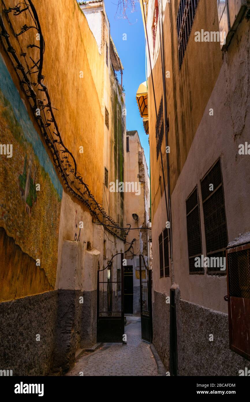 Strada stretta e stretta nella Medina di Fez Marocco Foto Stock
