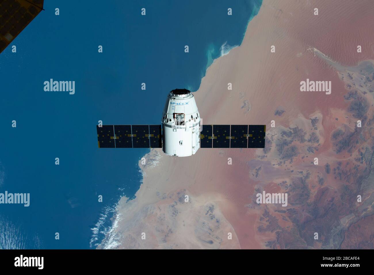 ISS - 09 Mar 2020 - la nave di rifornimento di SpaceX Dragon è stata fotografata avvicinandosi alla Stazione spaziale Internazionale come entrambi i veicoli spaziali erano in volo su un sud Foto Stock