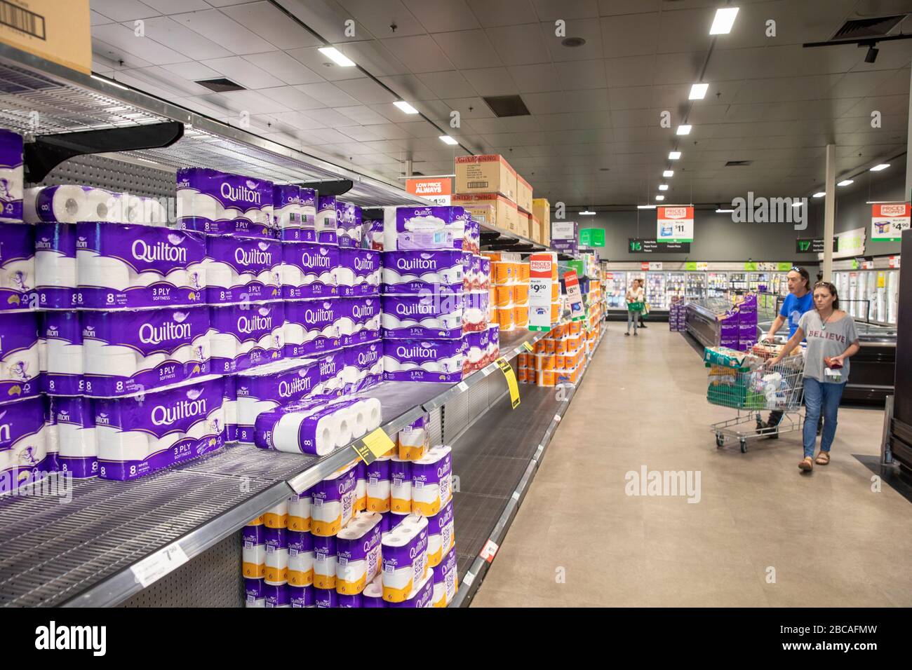Sydney, Australia. Rotoli di carta igienica e carta igienica disponibili presso alcuni supermercati australiani, limitati a un pacchetto per cliente Foto Stock