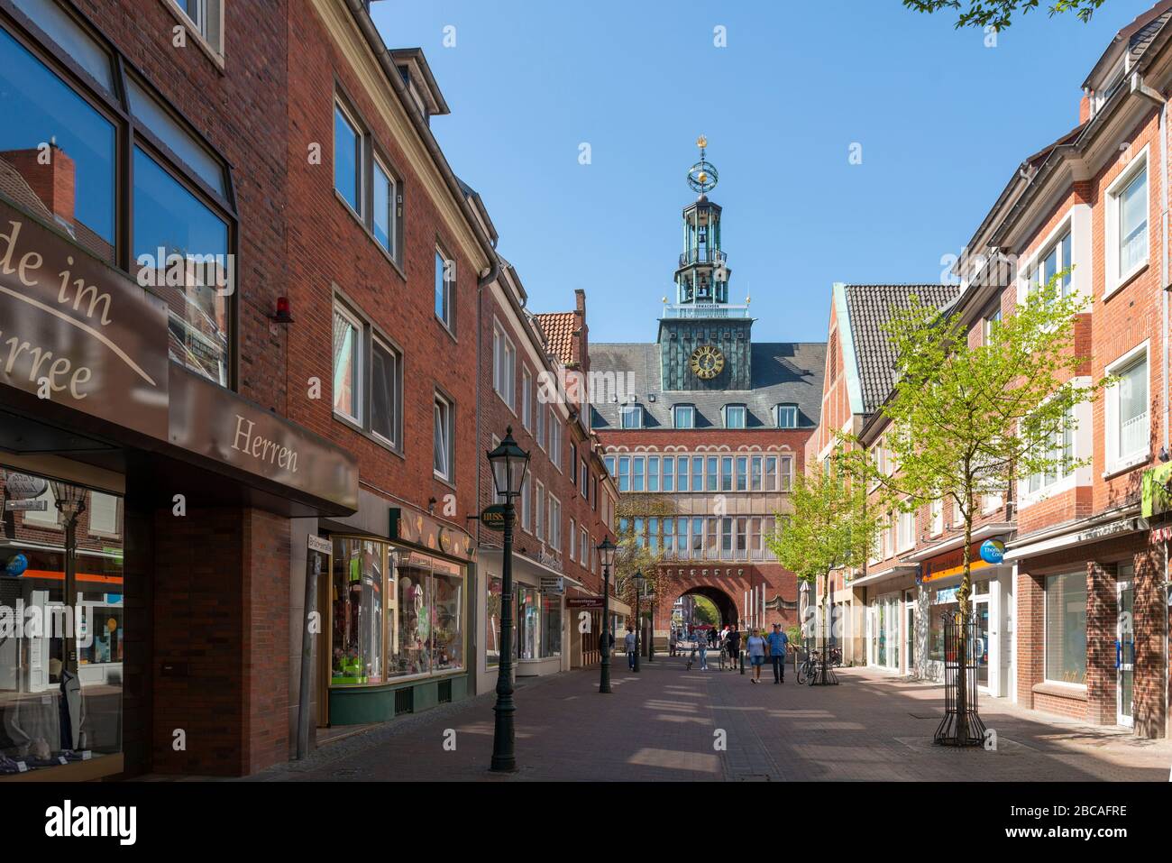 Germania, bassa Sassonia, Frisia orientale, Emden, vista dal Brückstrasse al municipio. Foto Stock