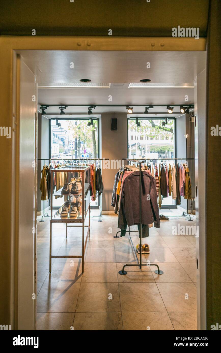 Svezia, Stoccolma, Acne Studios, il negozio di punta del famoso marchio di moda svedese in ex edificio bancario che ha dato al mondo il termine Stockholm Syn Foto Stock