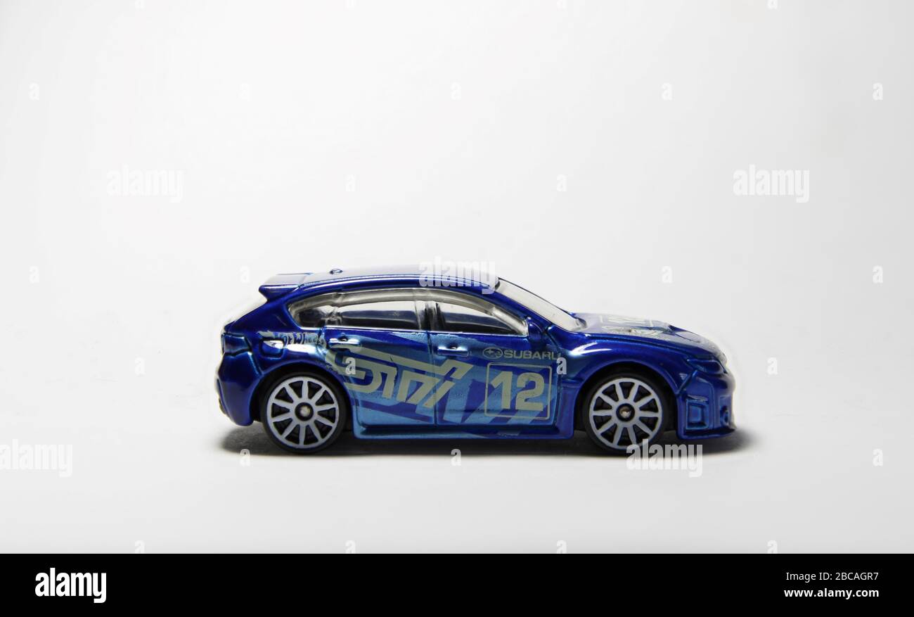 Subaru Rally auto in rally blu. Modello di rivestimento STI con specifiche rally numero di carro 12. Cerchi bianchi e cappotta Subaru tradizionale. Da quattro angolazioni diverse. Foto Stock
