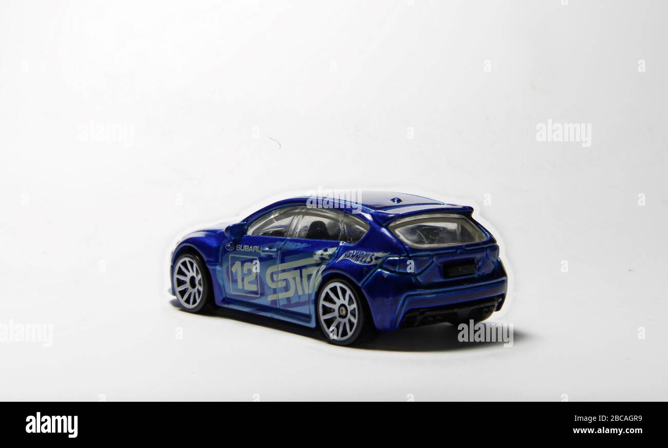 Subaru Rally auto in rally blu. Modello di rivestimento STI con specifiche rally numero di carro 12. Cerchi bianchi e cappotta Subaru tradizionale. Da quattro angolazioni diverse. Foto Stock