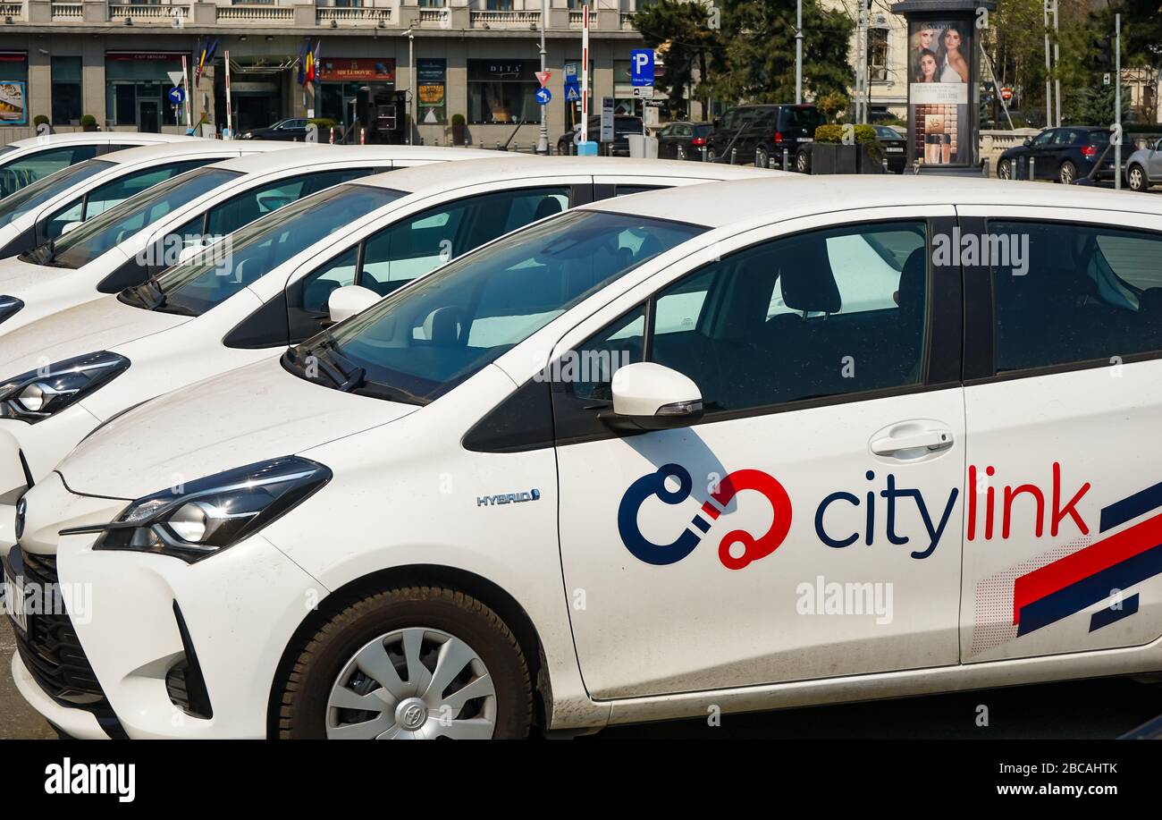 Bucarest, Romania - 30 marzo 2020: Diverse automobili Toyota Yaris Hybrid appartenenti al servizio rumeno di noleggio auto Citylink sono parcheggiate in attesa di cu Foto Stock