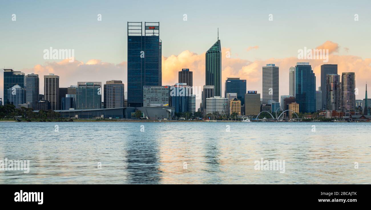 Skyline della città di Perth al tramonto sul fiume Swan Foto Stock